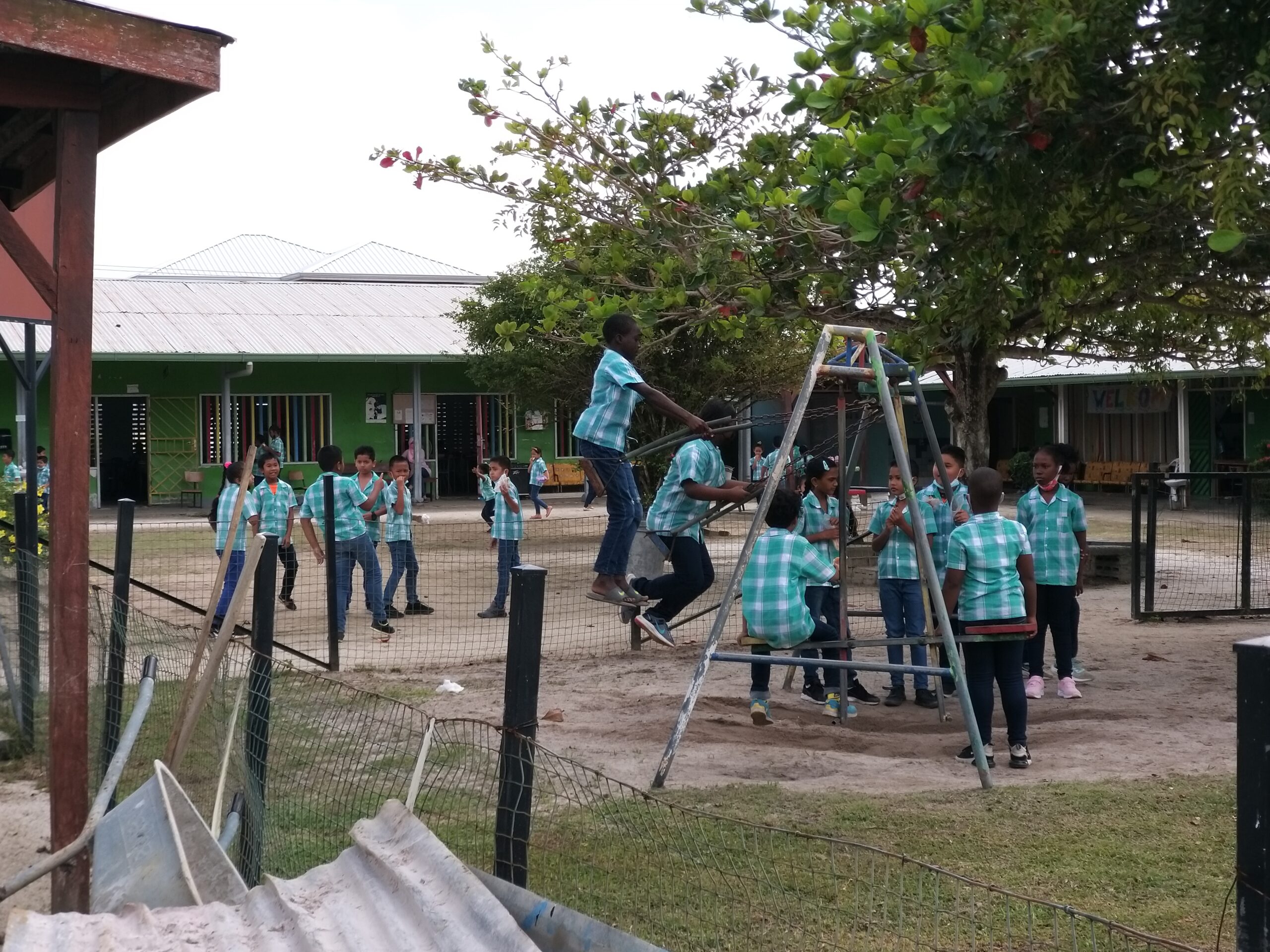 Spelende kinderen bij een school