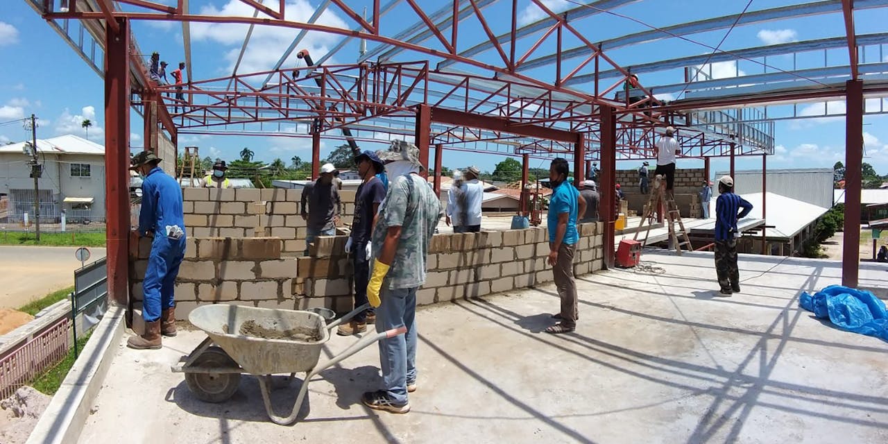 De bouw van een school in Suriname.