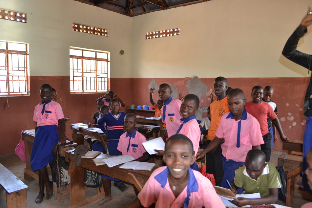 Een klas met kinderen in Oeganda.