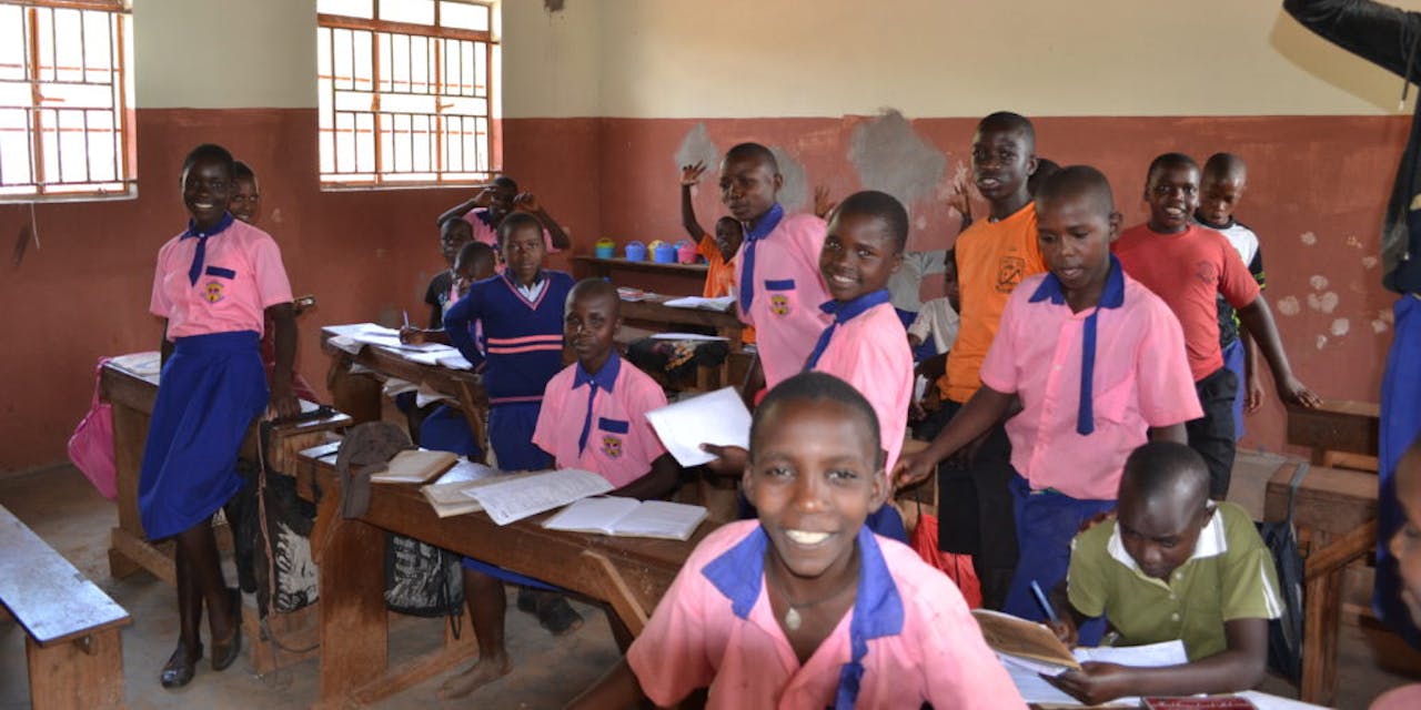 Een klas met kinderen in Oeganda.