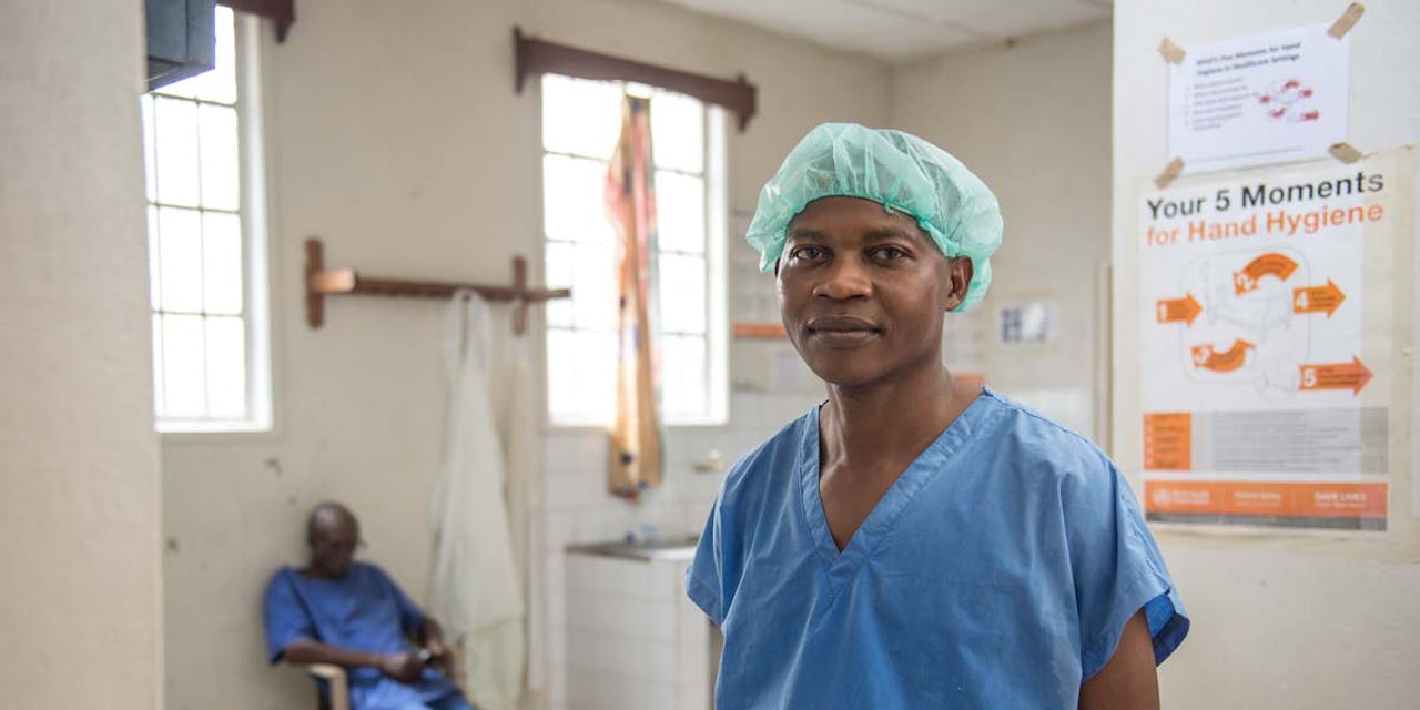 Een verpleger in een ziekenhuis in Sierra Leone.