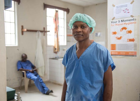 Een verpleger in een ziekenhuis in Sierra Leone.