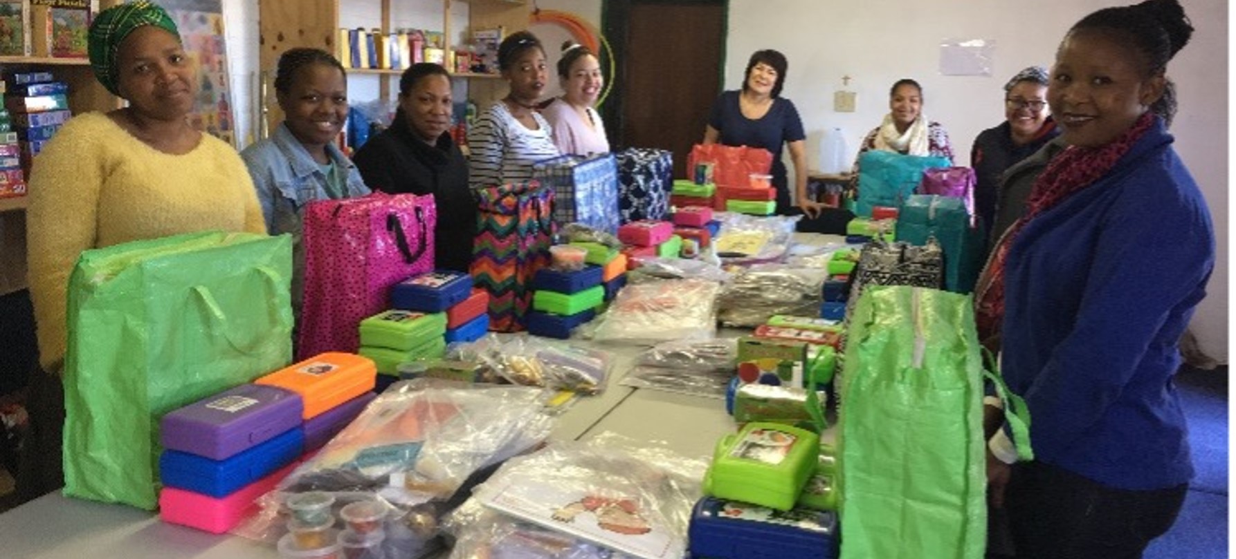 Een groep vrouwen krijgt training in Zuid Afrika.