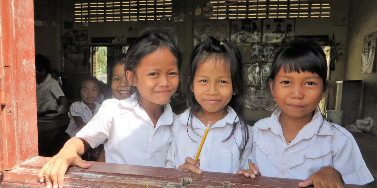 Drie schoolkinderen in Cambodja