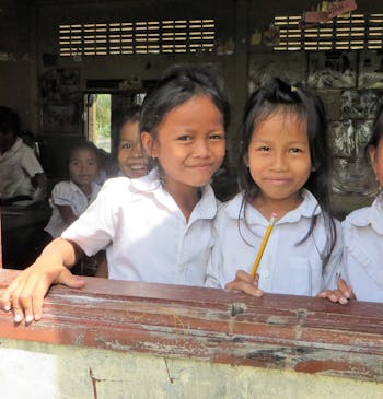 Drie schoolkinderen in Cambodja