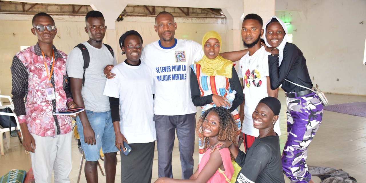 Een groep jongeren in Gambia
