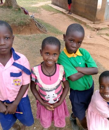 Vier schoolkinderen in Oeganda.