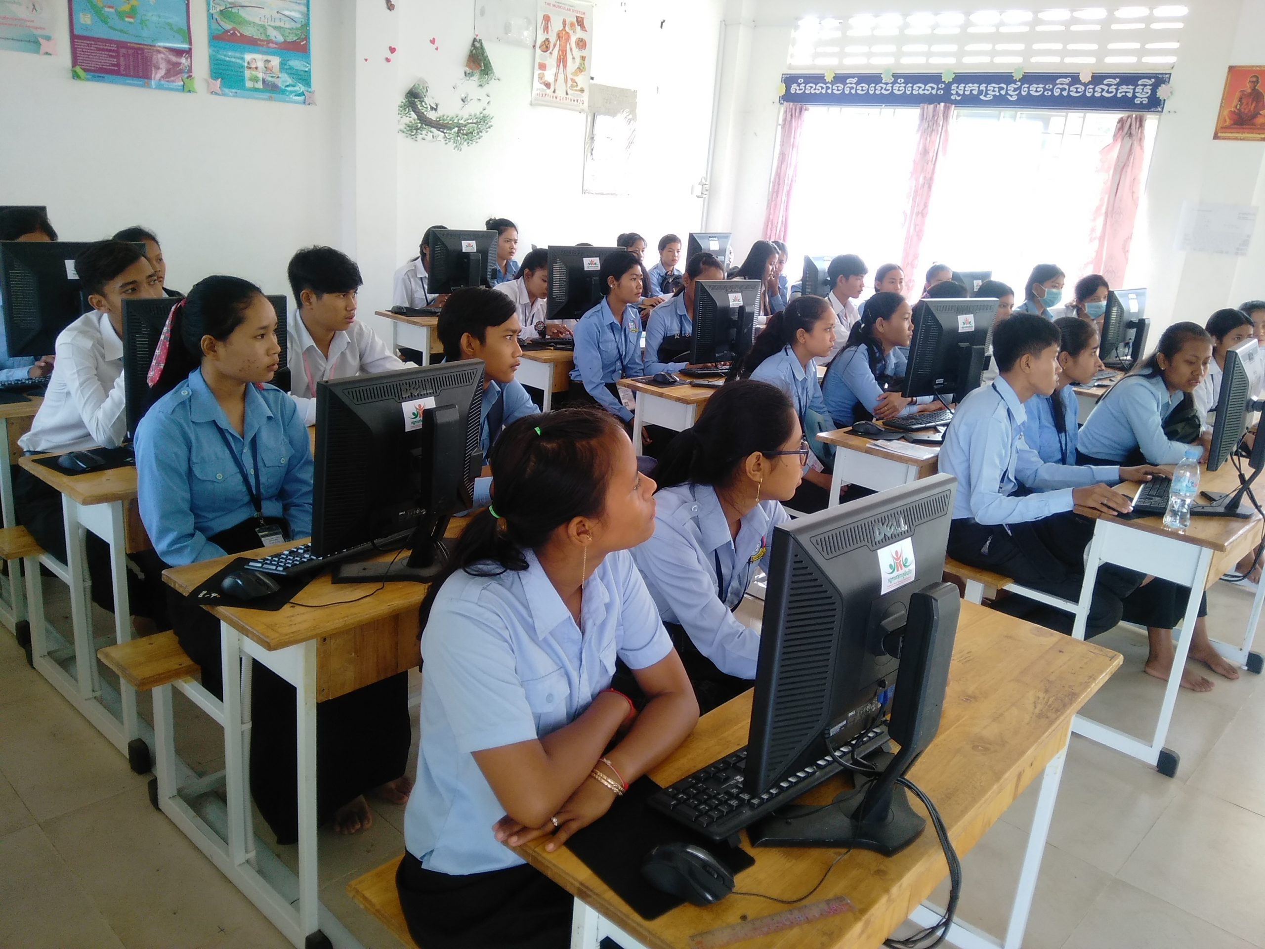 Een klas met leerlingen krijgt IT-les in Cambodja.