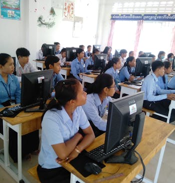 Een klas met leerlingen krijgt IT-les in Cambodja.
