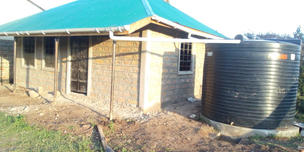 Een schoolkeuken in aanbouw in Kenia.