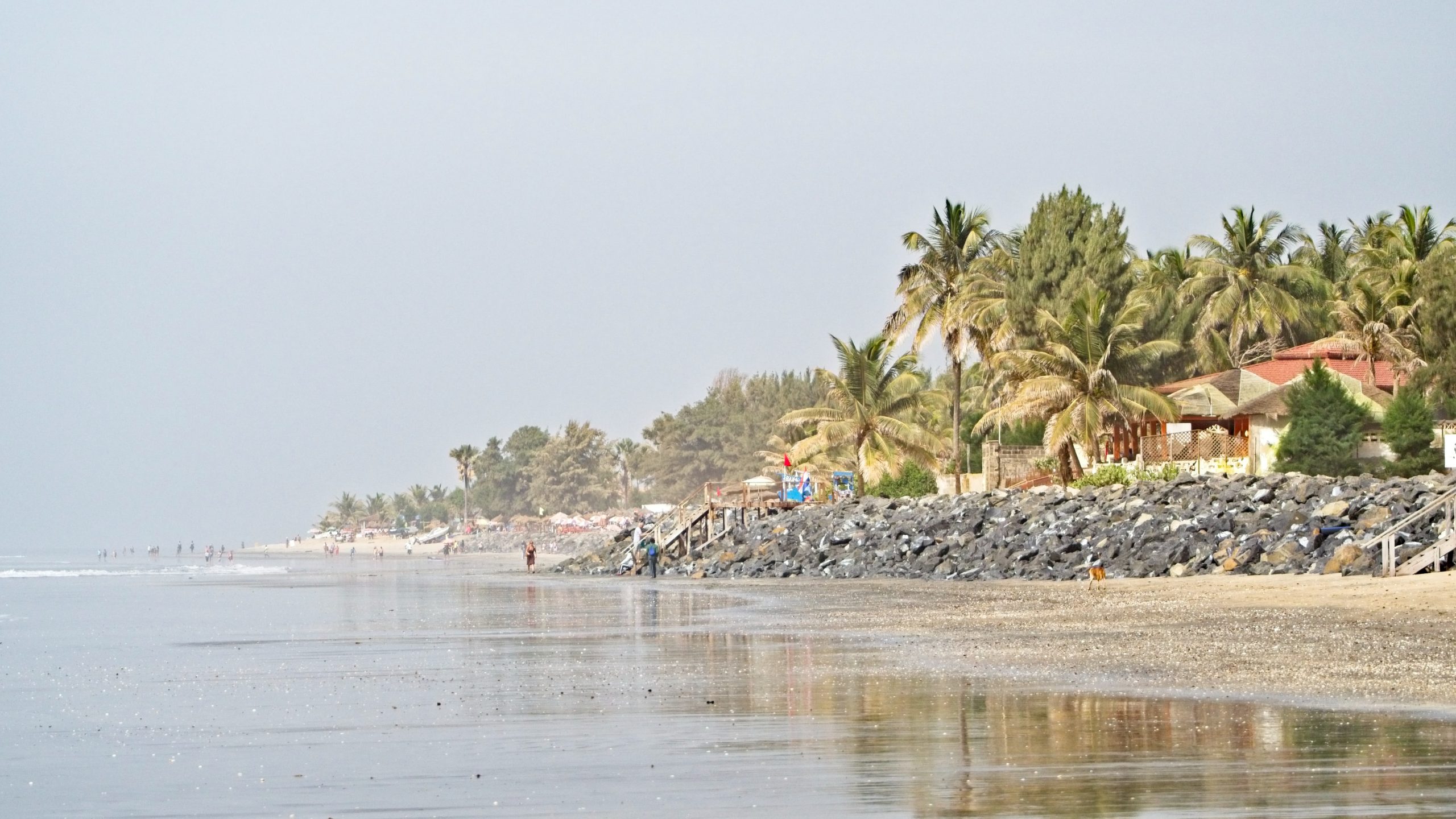 Een strand in Gambia.