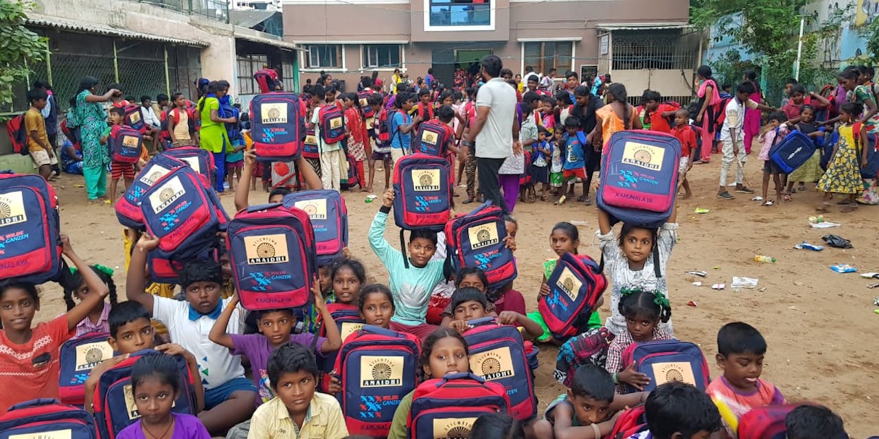 Kinderen met een nieuwe schoolrugzak in India.