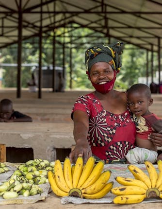 Een vrouw met haar kind in Rwanda.