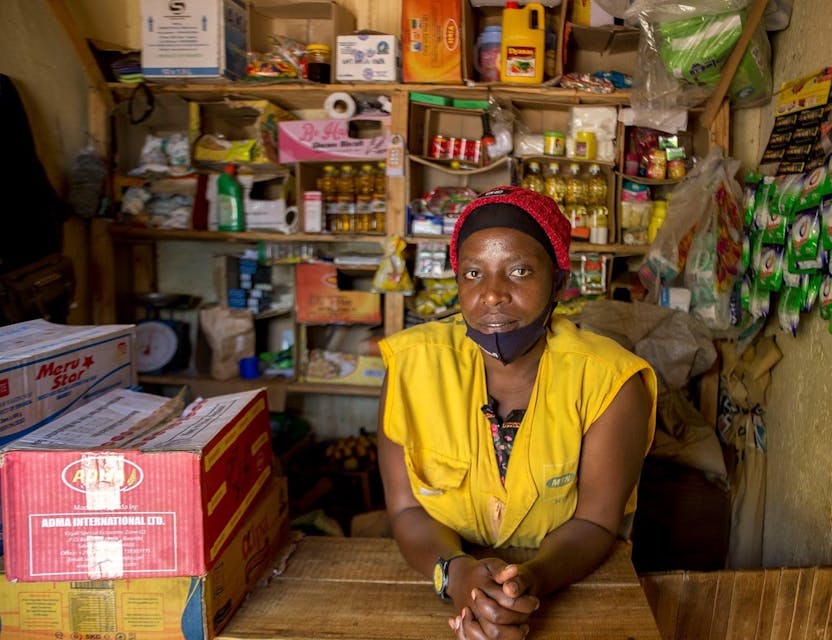 Een vrouw in haar winkel in Rwanda.