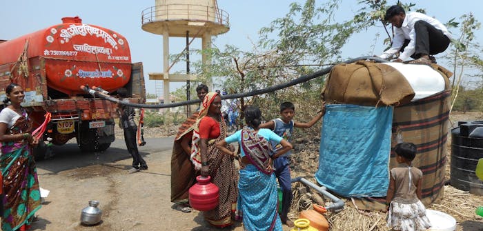 Water distributie via een tanker in India