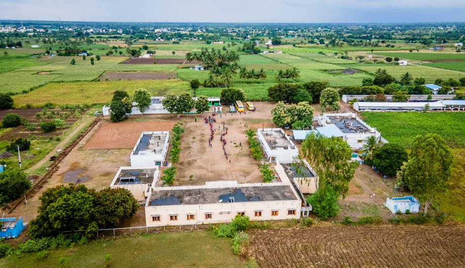 Een luchtfoto van een school in India.