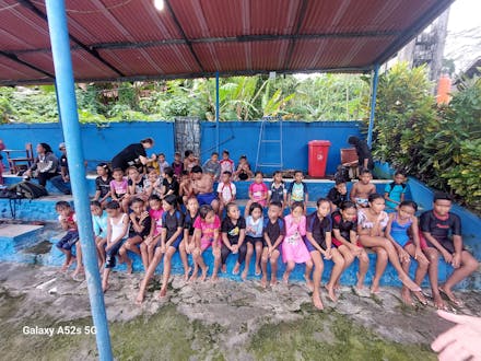 Kinderen in Indonesië bij zwemles