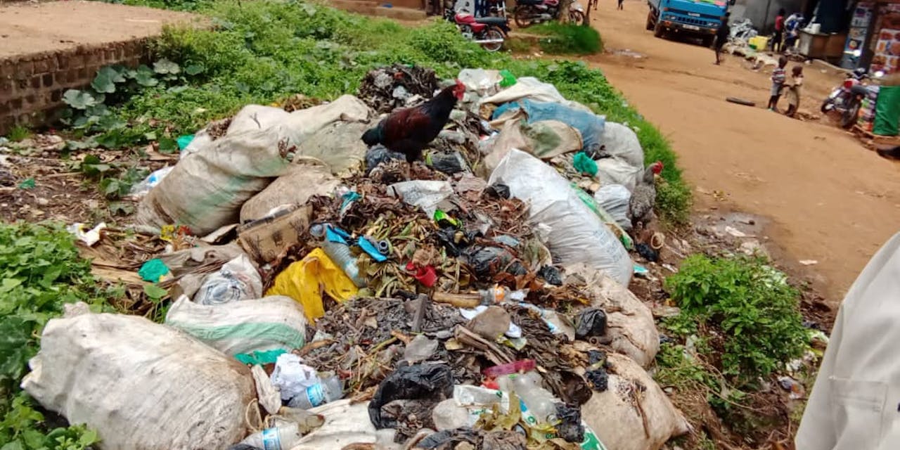 Een berg afval in Oeganda.