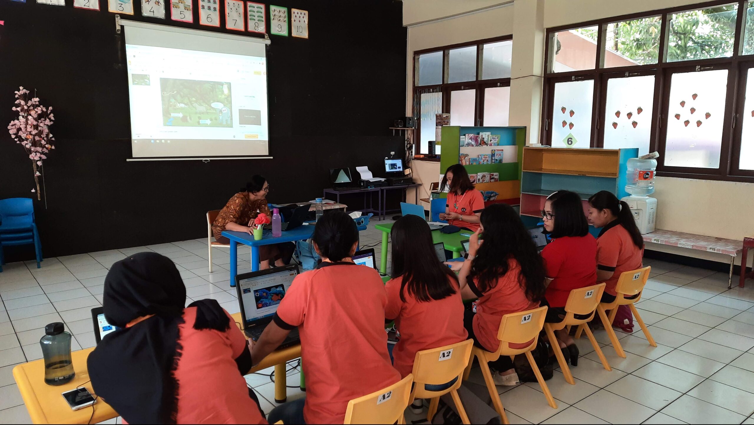Een groep scholieren in hun klas op Java.
