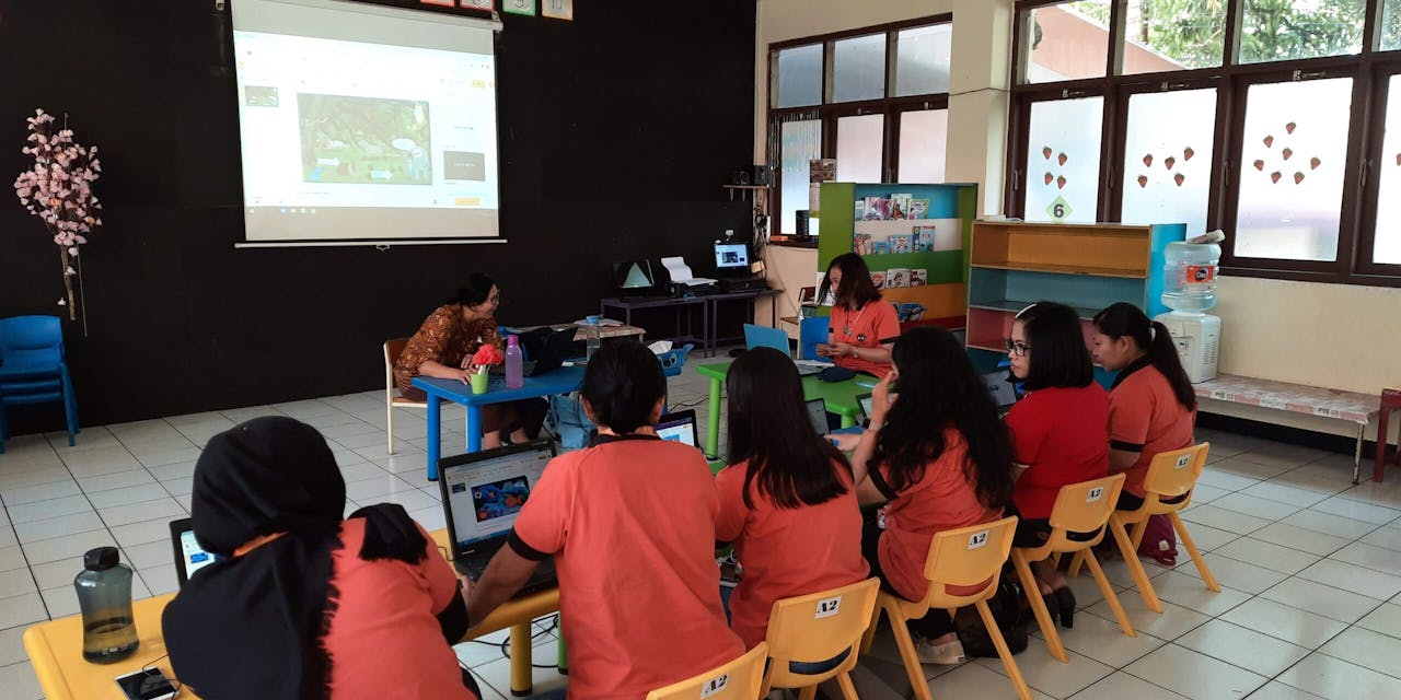 Een groep scholieren in hun klas op Java.