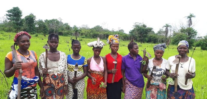 Een groep boerinnen op het land in Sierra Leone.