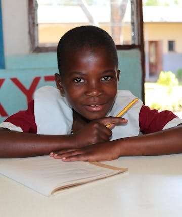 Een meisje in haar klas in Malawi
