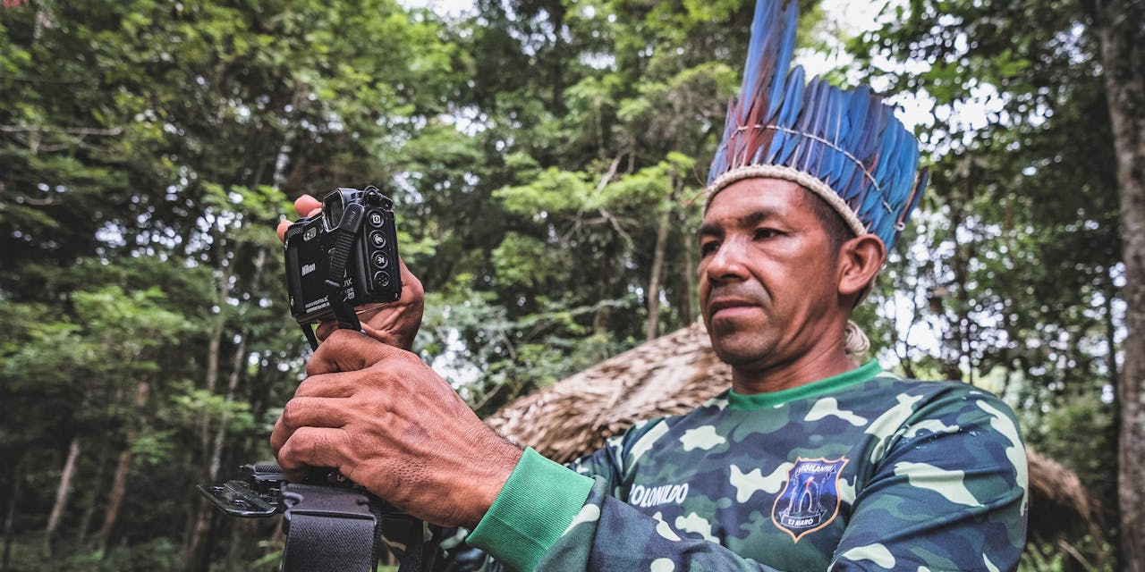 Brazilie-2022.0062-01 Inheemse bevolking Brazilië met portable camera