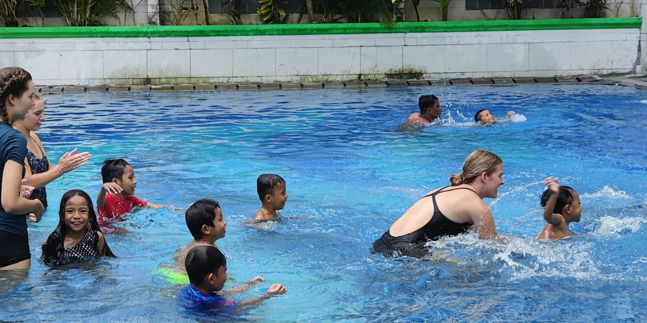 Zwemles in Indonesië.