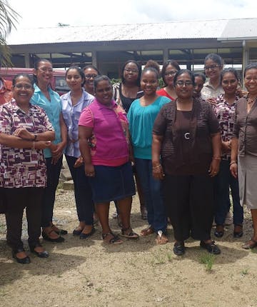 Een groep docenten voor een school in Suriname.