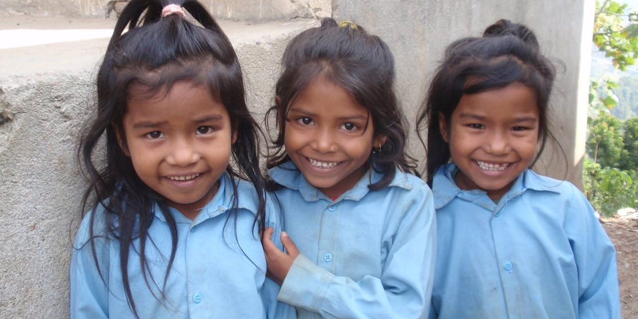 Drie schoolmeisjes in Nepal.