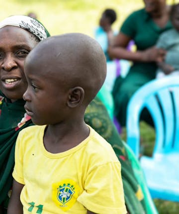 Een kind met zijn moeder in Oeganda.