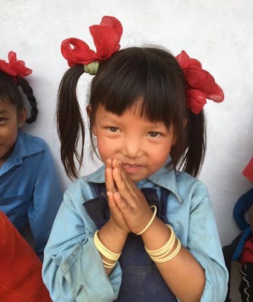 Een schoolmeisje in Nepal.