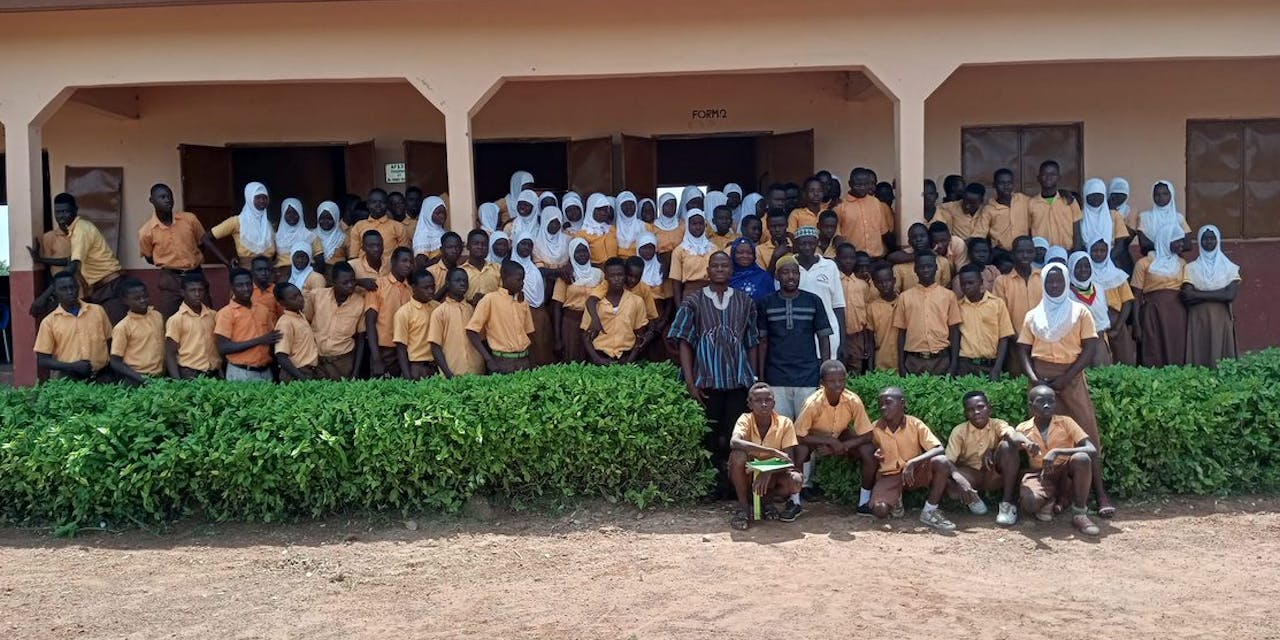 Een groep meisjes voor hun school in Ghana.