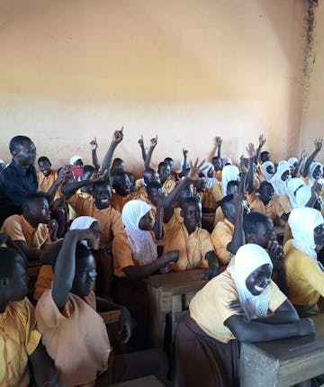 Een groep meisjes in hun klaslokaal in Ghana.