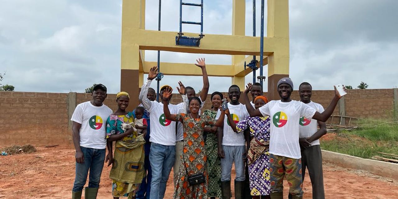 Een groep mensen bij een succesvol waterproject in Benin.