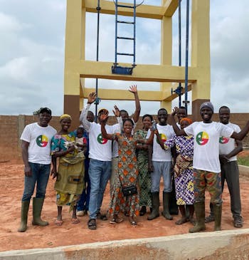 Een groep mensen bij een succesvol waterproject in Benin.