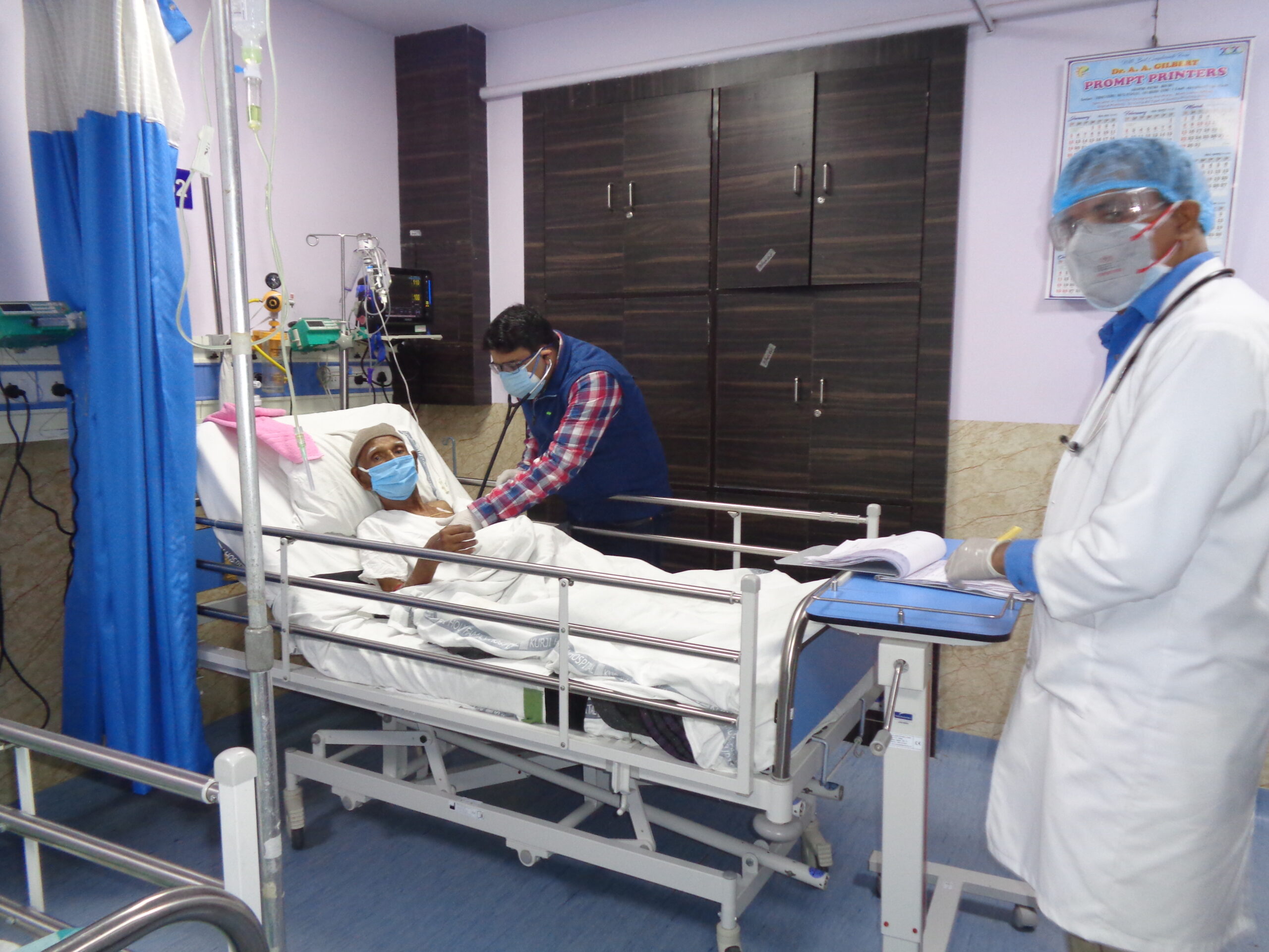 Een man ligt in een ziekenhuisbed op de spoedeisende hulp in India.