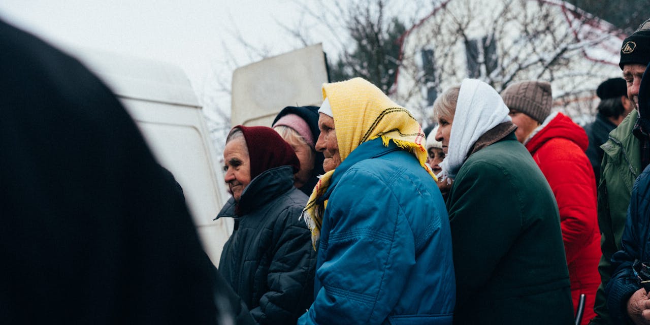 Een groep oudere vrouwen in Oekraïne.