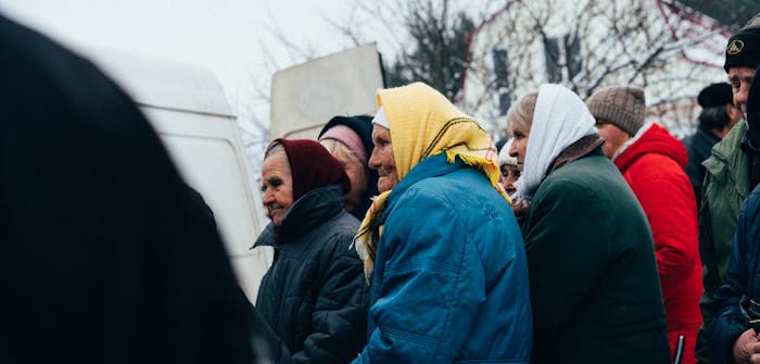 Een groep oudere vrouwen in Oekraïne.
