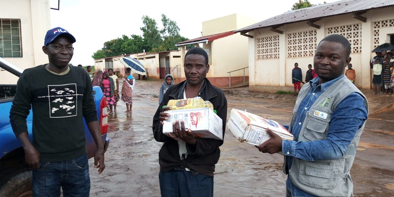 Drie hulpverleners in Malawi.