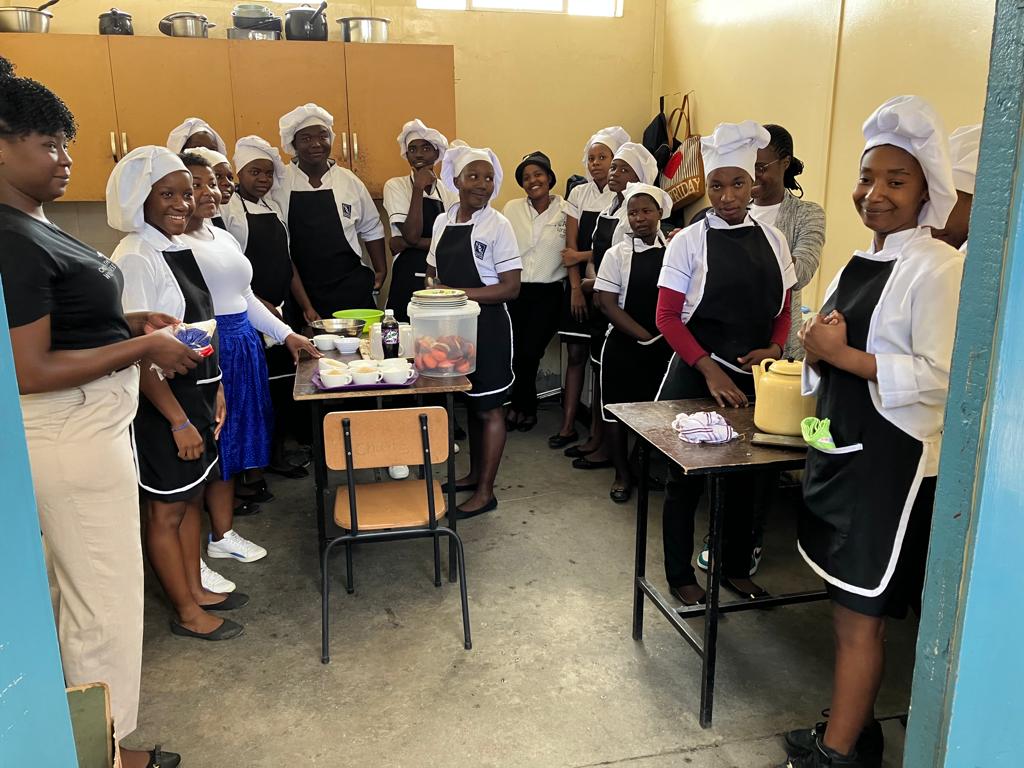 Een groepsfoto in een klaslokaal van een vakschool in Oeganda.