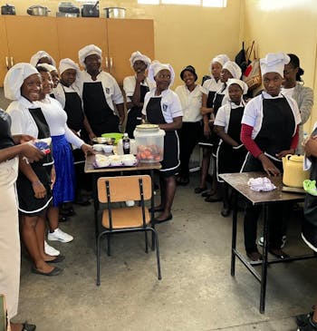 Een groepsfoto in een klaslokaal van een vakschool in Oeganda.
