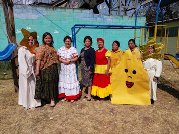 Vrouwen verkleed voor een educatief programma voor kinderen in Guatamala