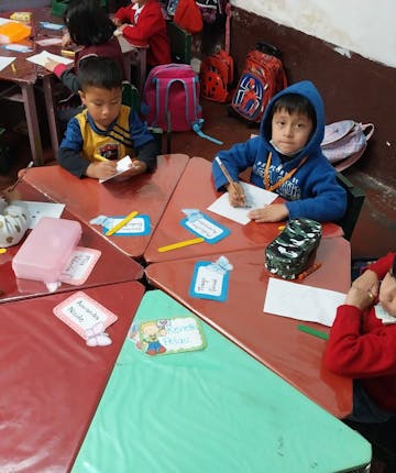 Een groep kinderen op school in Guatemala.