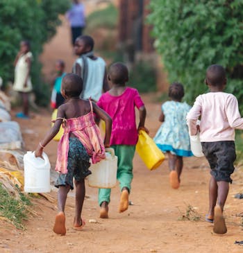 Rennende kinderen in Oeganda.