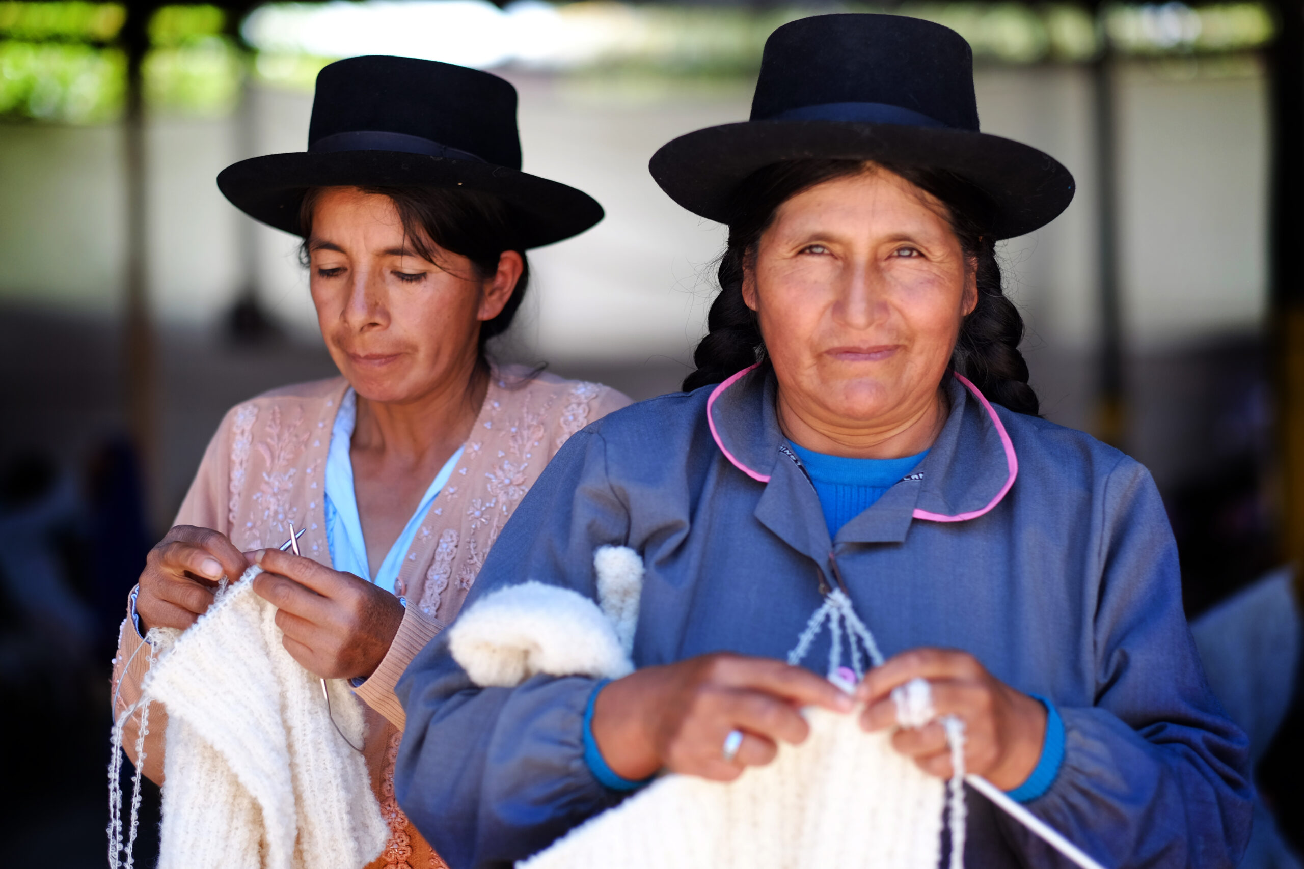 Twee vrouwen aan het breien in Peru.