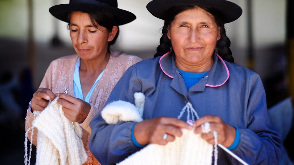 Twee vrouwen aan het breien in Peru.