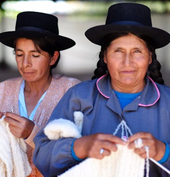 Twee vrouwen aan het breien in Peru.