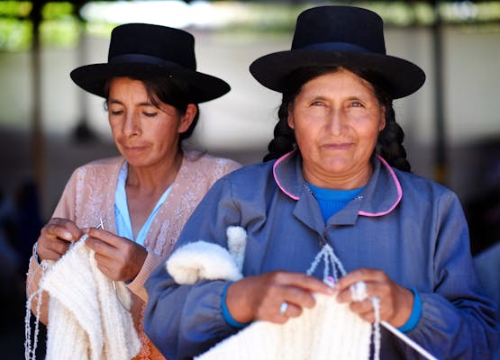 Twee vrouwen aan het breien in Peru.