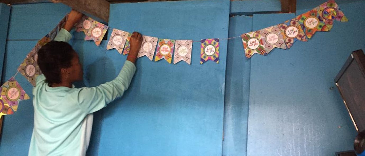 De kaarten van donateurs van Wilde Ganzen worden opgehangen in Zuid-Afrika.